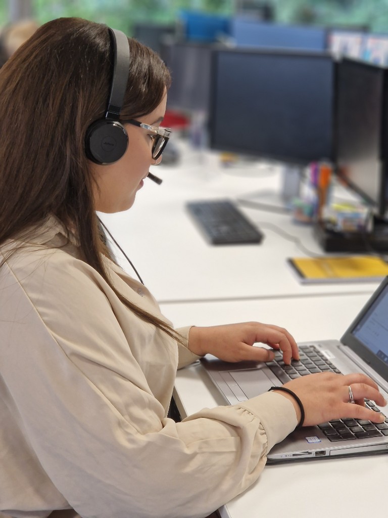 Conseillère clientèle COMEARTH au casque, solutions sur mesure