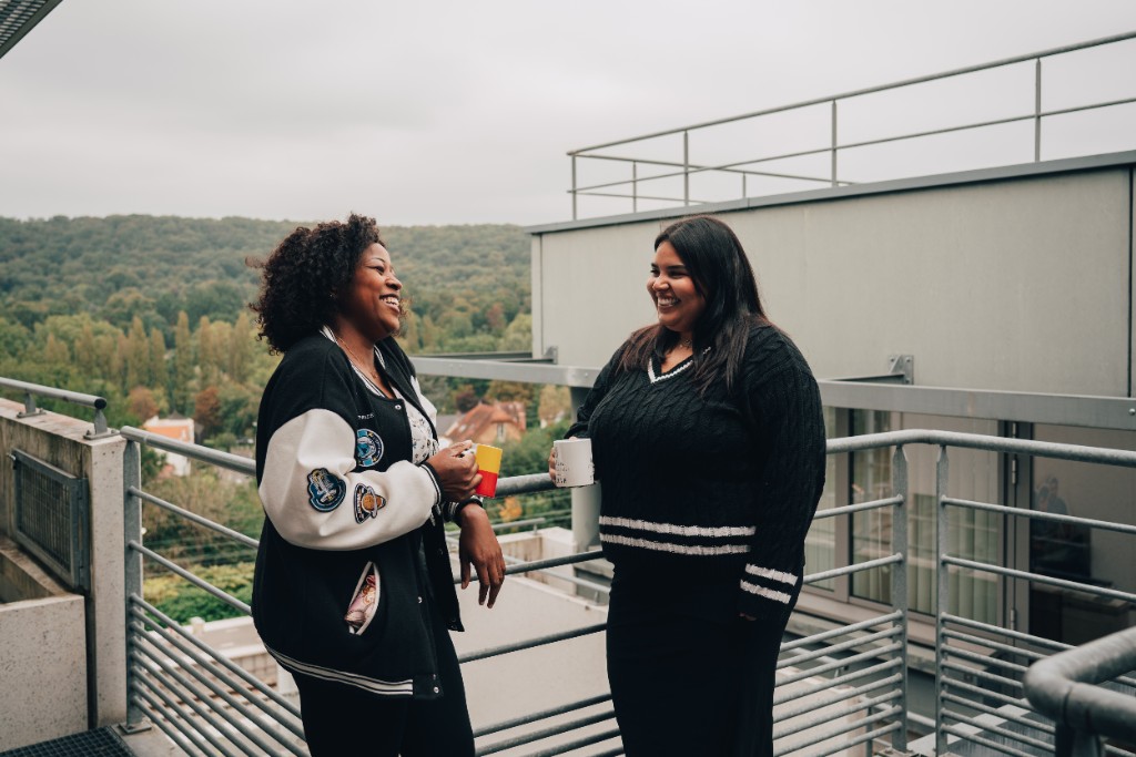 Deux collègues souriantes en terrasse
